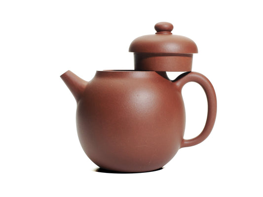 Side view of the Hong Pi Long Ming‑style Da Long Dan teapot with the lid removed and resting on the handle, highlighting the wide mouth and elegant profile.