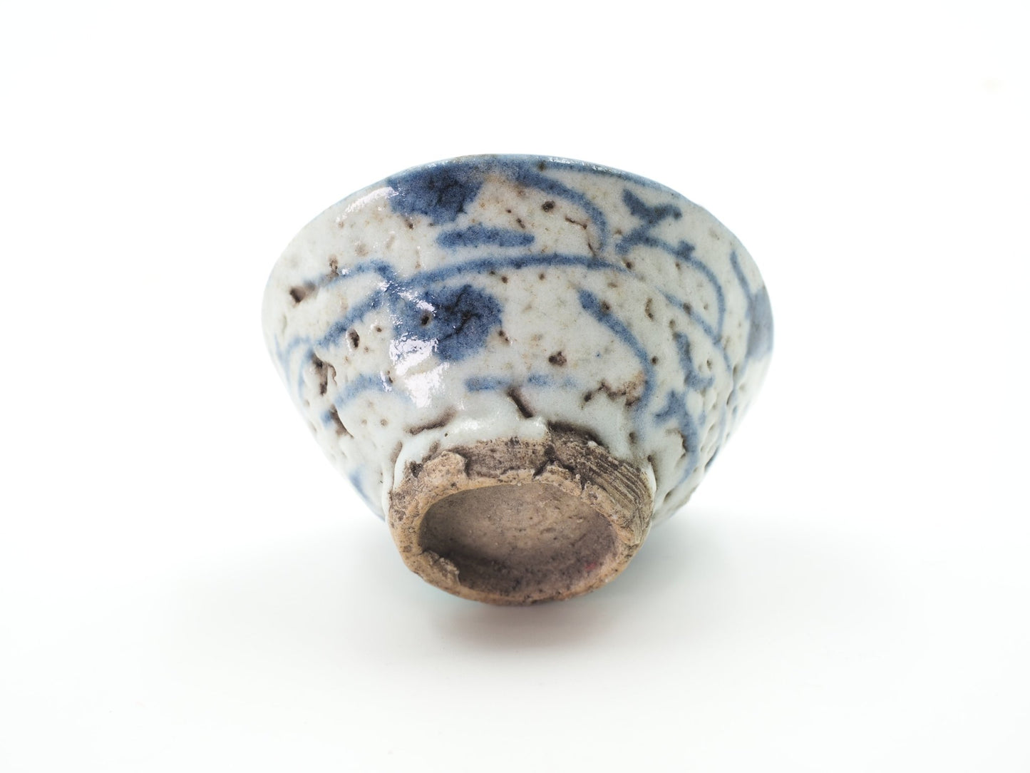 Bottom view of Late Ming/Early Qing Dynasty Seaweed Motif Cup from Cha Zhi Ji