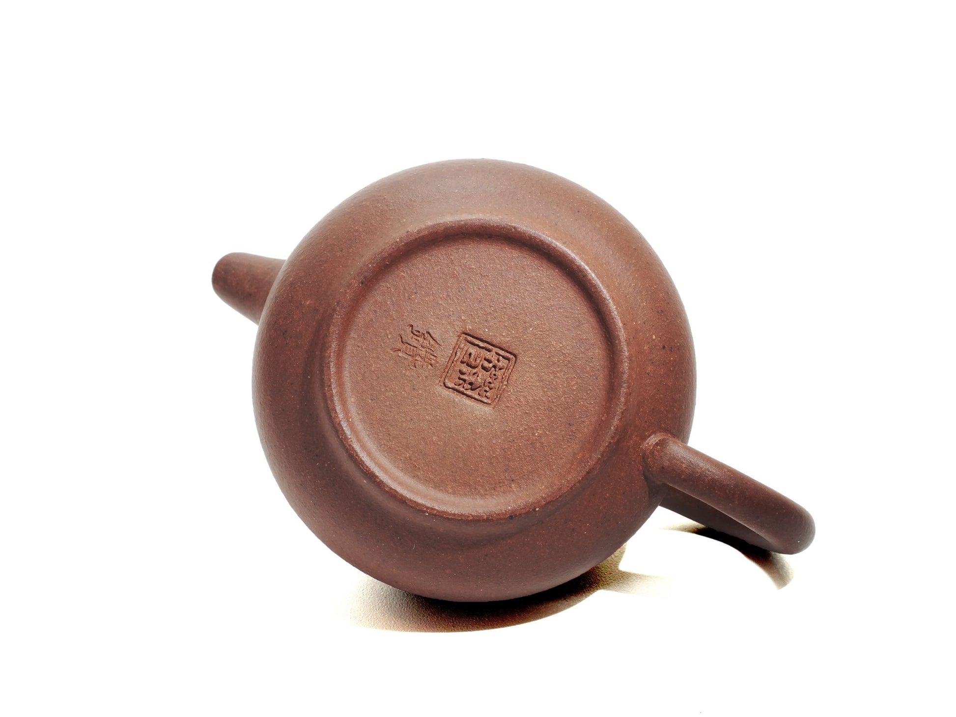 Base seal stamp of Cha Zhi Ji 逸公壶 Yixing teapot, 45ml, diamond grade purple clay