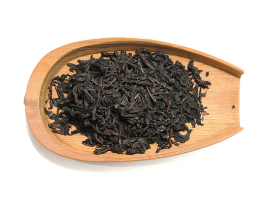 Dry leaves of Yongchun Lao Cong Shui Xian oolong on a bamboo tray