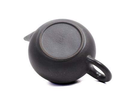 Bottom of Wood Fired “22 Cups” Shui Ping Yixing Teapot showing maker’s seal – Bronze Grade Purple Clay