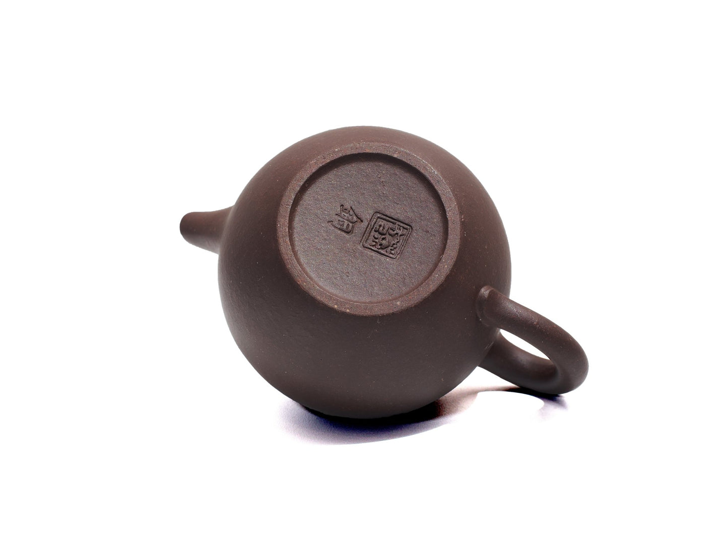 Base stamp of Yi Gong Qiu Shui Yixing teapot, bronze-grade purple clay