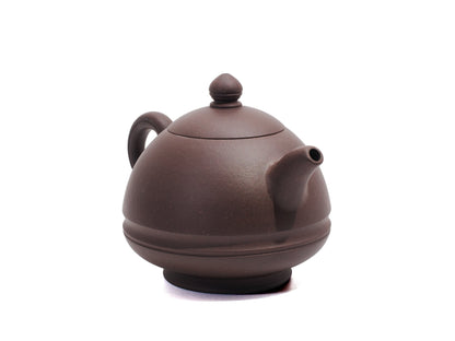 Right angled view of Yu Li teapot showing seamless lid and spout alignment