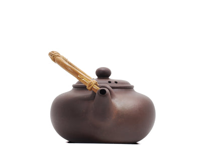 Front view of Zhu Shui Hu Yixing purple clay water kettle