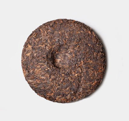 Whole tea cake of Bu Lang Zheng Shan Sheng Pu-erh tea from 2008 by Cha Zhi Ji
