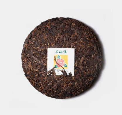 Whole tea cake of Bu Lang Zheng Shan Sheng Pu-erh tea from 2008 by Cha Zhi Ji