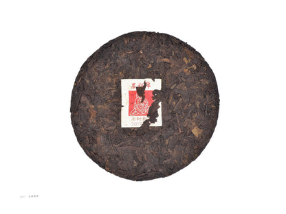 Whole tea cake of Lao Shu Shou Pu-Erh tea from Cha Zhi Ji