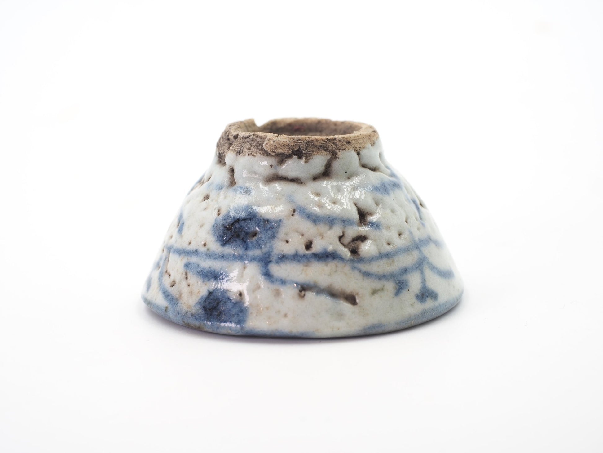 Bottom view of Late Ming/Early Qing Dynasty Seaweed Motif Cup from Cha Zhi Ji