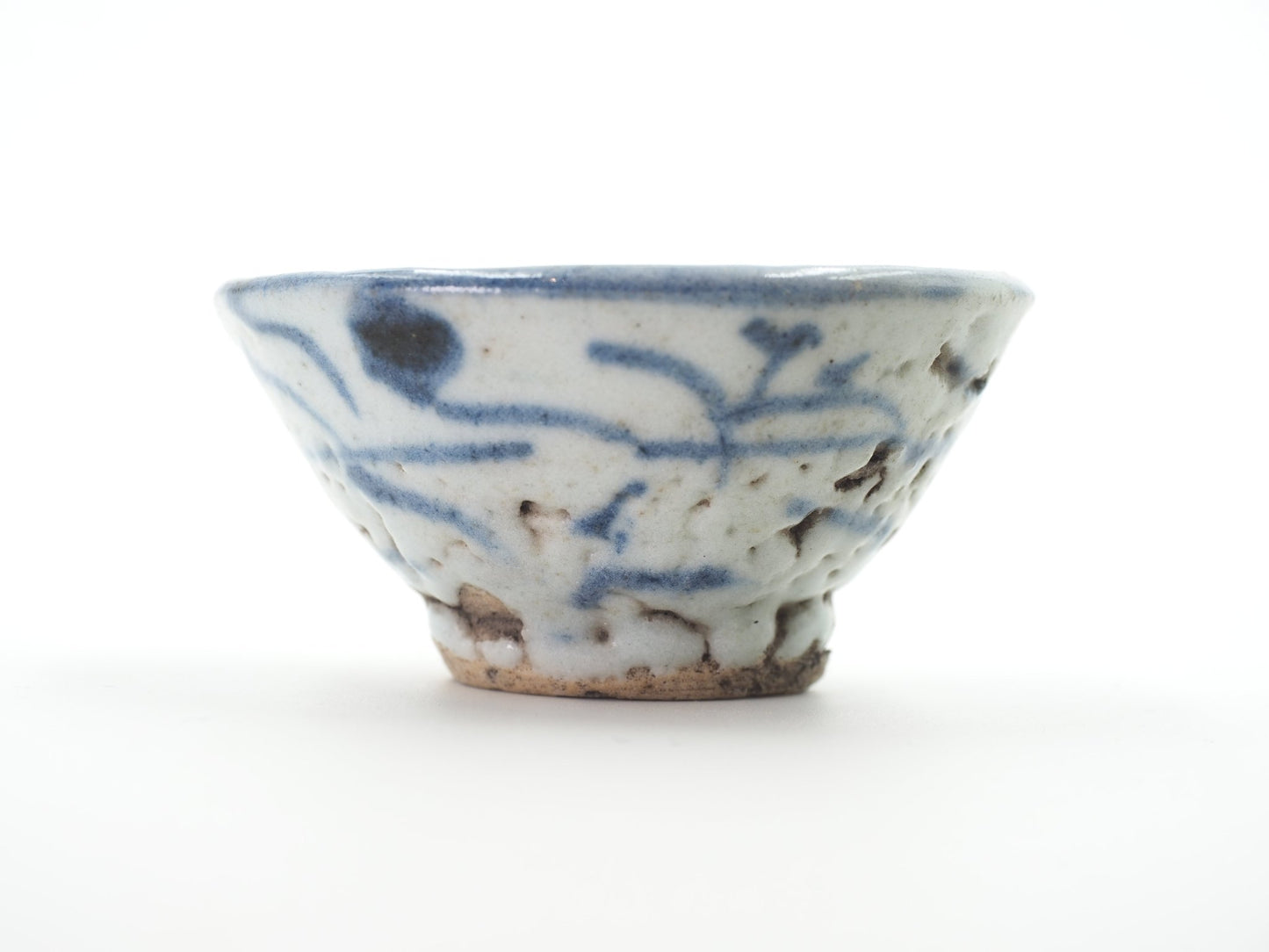 Front view of Late Ming/Early Qing Dynasty Seaweed Motif Cup from Cha Zhi Ji