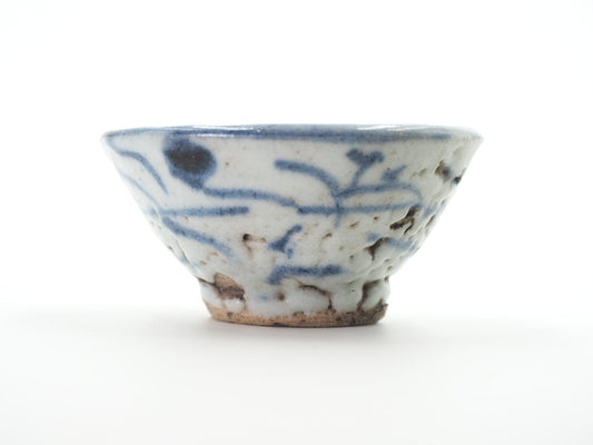 Front view of Late Ming/Early Qing Dynasty Seaweed Motif Cup from Cha Zhi Ji